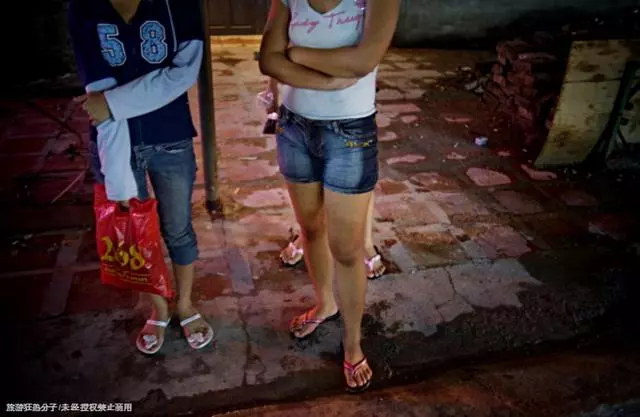 實拍菲律賓小城裡的少女媽媽,帶著孩子任遊客挑選,僅收費2美元!...
