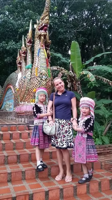 這個女子在泰國度假時,跟當地的民族兒童拍了一張合照!回家後她才發現自己竟拍下了「人性最醜惡的一面」
