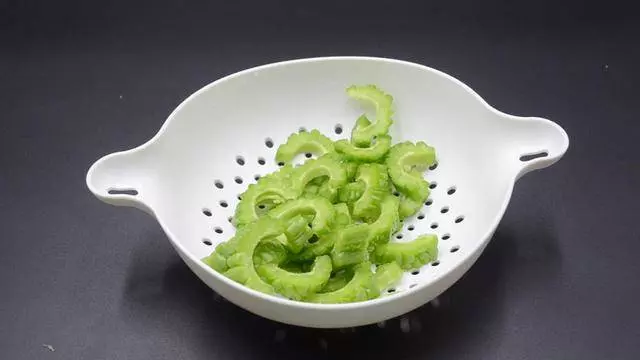 吃了20多年苦瓜才知道,只需切掉「苦源」,苦味一點都不留,實用 !