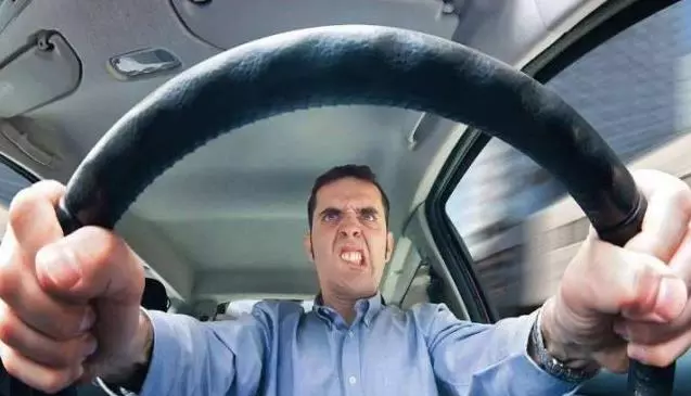「開車看性格,停車看人品」,從開車讓你看出此人,值不值得深交