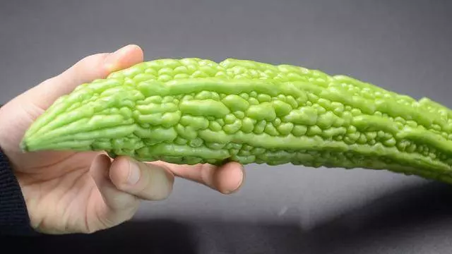 吃了20多年苦瓜才知道,只需切掉「苦源」,苦味一點都不留,實用 !