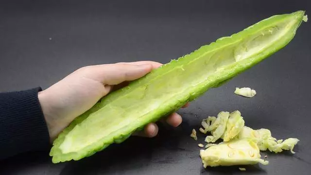吃了20多年苦瓜才知道,只需切掉「苦源」,苦味一點都不留,實用 !