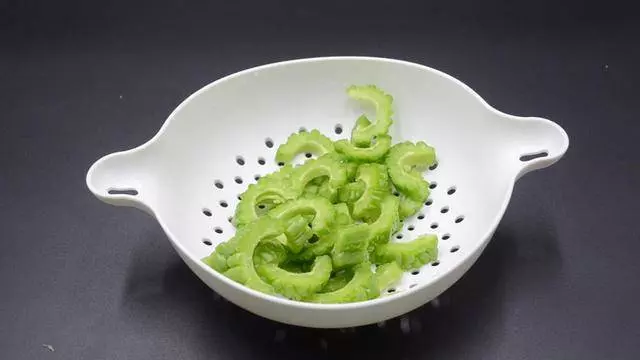 吃了20多年苦瓜才知道,只需切掉「苦源」,苦味一點都不留,實用 !