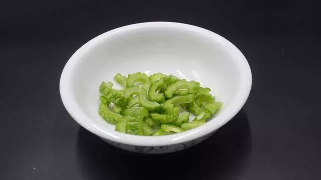 吃了20多年苦瓜才知道,只需切掉「苦源」,苦味一點都不留,實用 !