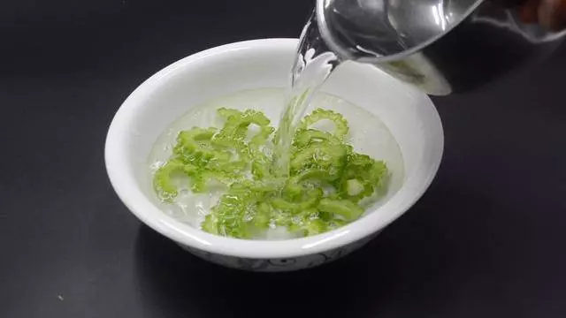 吃了20多年苦瓜才知道,只需切掉「苦源」,苦味一點都不留,實用 !