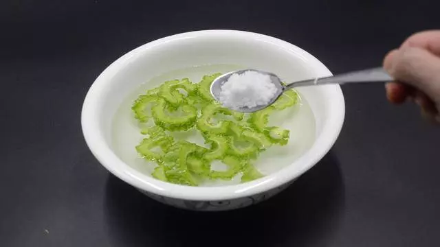 吃了20多年苦瓜才知道,只需切掉「苦源」,苦味一點都不留,實用 !