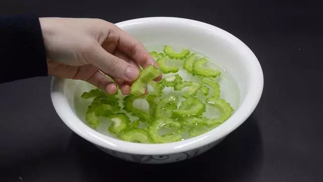 吃了20多年苦瓜才知道,只需切掉「苦源」,苦味一點都不留,實用 !