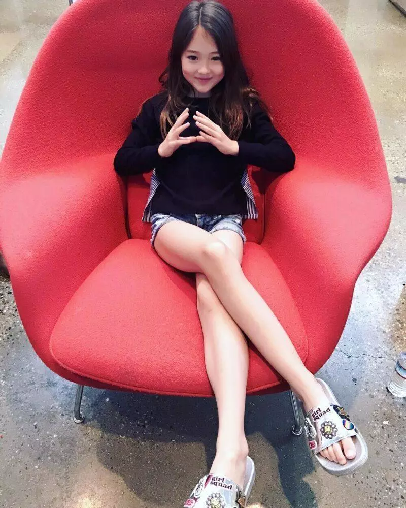 這名才8歲史上最「性感小女孩」的網美,大家吵著等她10年,當網友看到媽媽竟爆衝:「母親終究是本體啊」