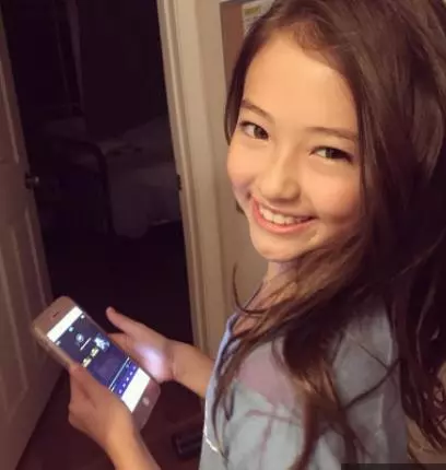 這名才8歲史上最「性感小女孩」的網美,大家吵著等她10年,當網友看到媽媽竟爆衝:「母親終究是本體啊」