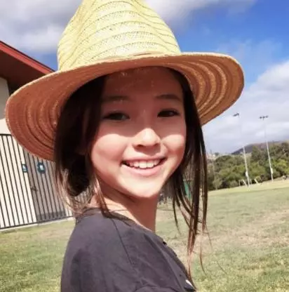 這名才8歲史上最「性感小女孩」的網美,大家吵著等她10年,當網友看到媽媽竟爆衝:「母親終究是本體啊」
