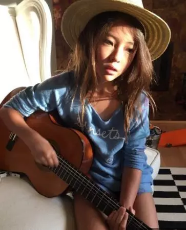這名才8歲史上最「性感小女孩」的網美,大家吵著等她10年,當網友看到媽媽竟爆衝:「母親終究是本體啊」