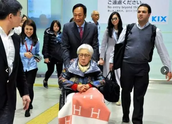 怕媽媽嫌貴!郭台銘偷偷要下屬「少報一個0」全買下 身價2600億不忘孝敬:希望她活到100歲