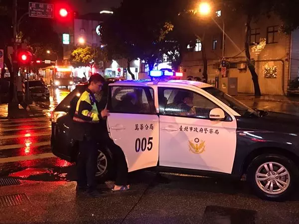 真正的人民保姆!臺北失智嬤迷路「雨夜徘徊」冷到發抖,員警脫下雨衣給她保暖「再一把抱起」護送返家