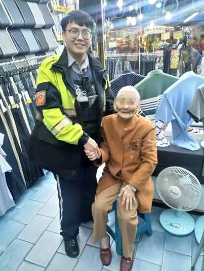 真正的人民保姆!臺北失智嬤迷路「雨夜徘徊」冷到發抖,員警脫下雨衣給她保暖「再一把抱起」護送返家