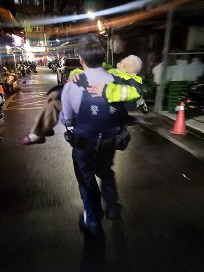 真正的人民保姆!臺北失智嬤迷路「雨夜徘徊」冷到發抖,員警脫下雨衣給她保暖「再一把抱起」護送返家