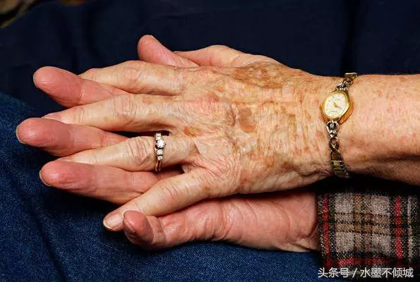 兒子結婚不想買房,他勸父母去養老院,父母去之前,把房子賣了