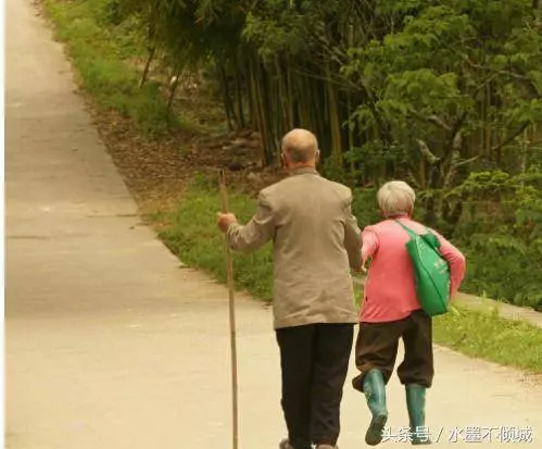 兒子結婚不想買房,他勸父母去養老院,父母去之前,把房子賣了