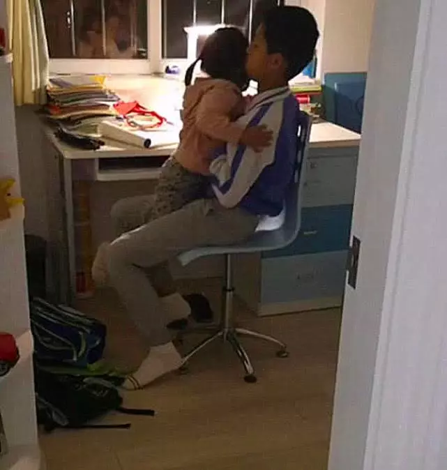 妹妹犯錯被媽媽罵,哭著跑到哥哥的懷裡求安慰,接下來這一幕,網友看後不淡定了