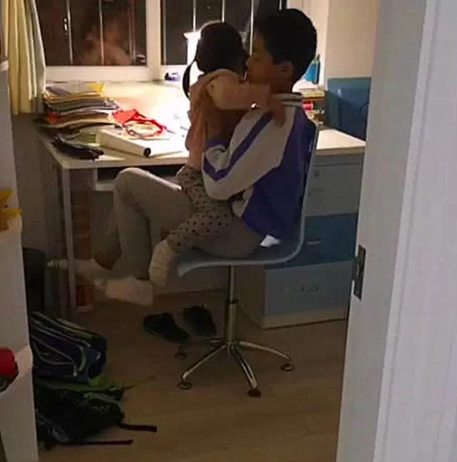 妹妹犯錯被媽媽罵,哭著跑到哥哥的懷裡求安慰,接下來這一幕,網友看後不淡定了