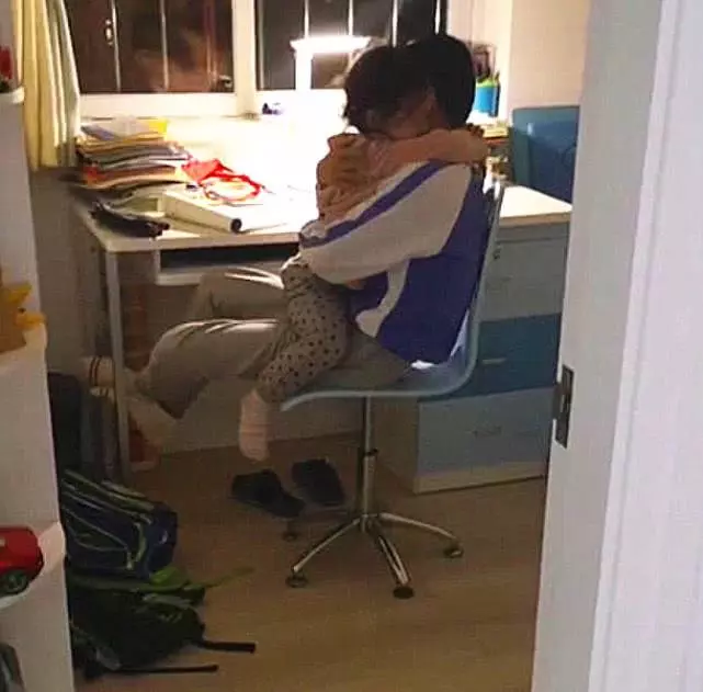 妹妹犯錯被媽媽罵,哭著跑到哥哥的懷裡求安慰,接下來這一幕,網友看後不淡定了