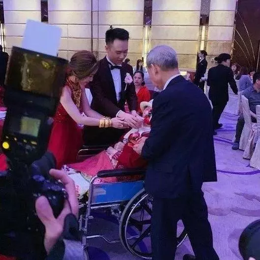 中風母親坐輪椅出席婚禮!37歲女神榮升大姑奶:媽媽神志尚未甦醒