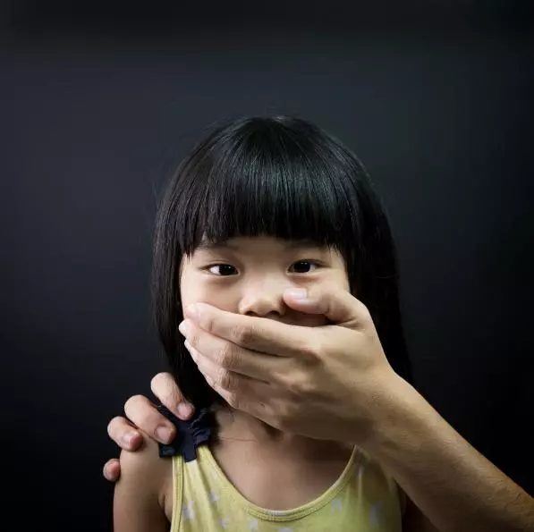 注意,帶小孩出門一定要謹防亂牽孩子的「阿桑黨」