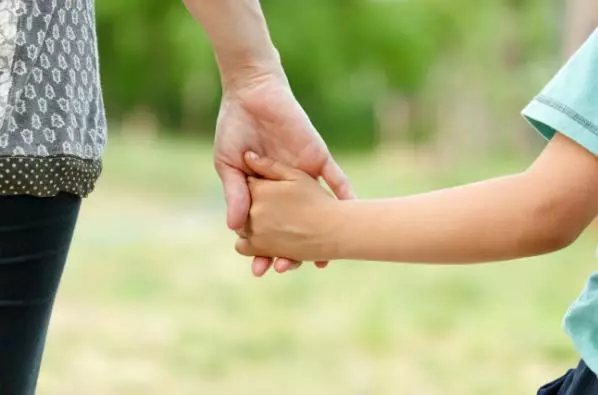 注意,帶小孩出門一定要謹防亂牽孩子的「阿桑黨」