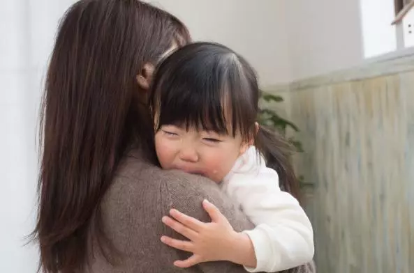 注意,帶小孩出門一定要謹防亂牽孩子的「阿桑黨」