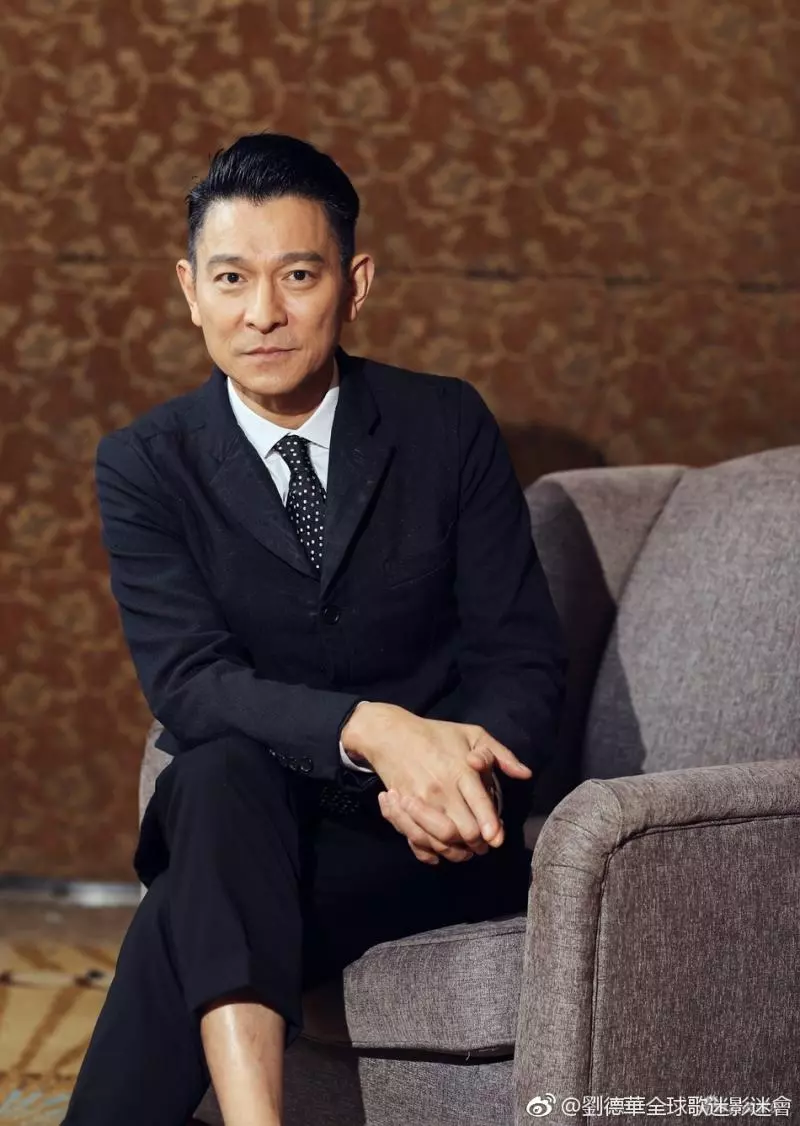 劉德華「全家福照」曝光!天王父母「穿簡陋布鞋提環保袋」,生活樸素又謙虛!