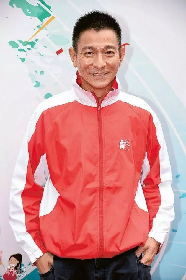 劉德華「全家福照」曝光!天王父母「穿簡陋布鞋提環保袋」,生活樸素又謙虛!
