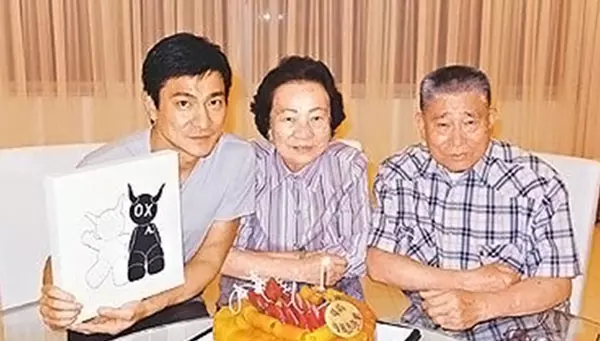 劉德華「全家福照」曝光!天王父母「穿簡陋布鞋提環保袋」,生活樸素又謙虛!