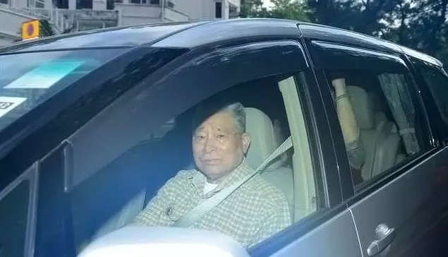 劉德華「全家福照」曝光!天王父母「穿簡陋布鞋提環保袋」,生活樸素又謙虛!