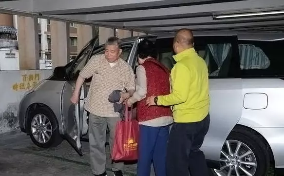 劉德華「全家福照」曝光!天王父母「穿簡陋布鞋提環保袋」,生活樸素又謙虛!