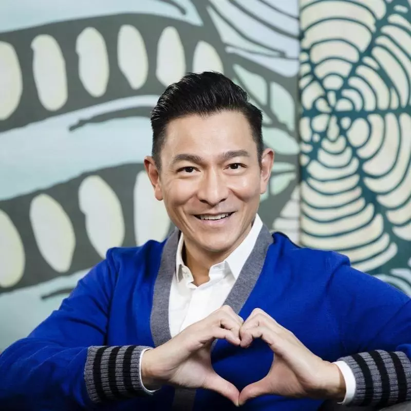 劉德華「全家福照」曝光!天王父母「穿簡陋布鞋提環保袋」,生活樸素又謙虛!