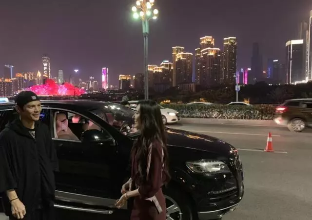 向佐開豪車探班郭碧婷,片場熱聊秀恩愛,向佐看女友眼神直勾勾!