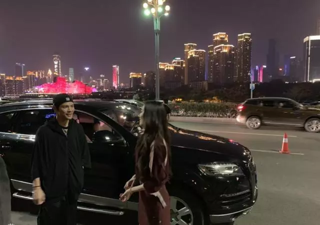 向佐開豪車探班郭碧婷,片場熱聊秀恩愛,向佐看女友眼神直勾勾!