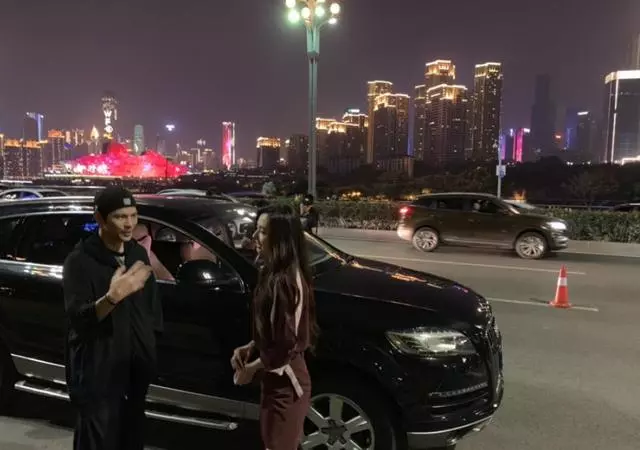 向佐開豪車探班郭碧婷,片場熱聊秀恩愛,向佐看女友眼神直勾勾!
