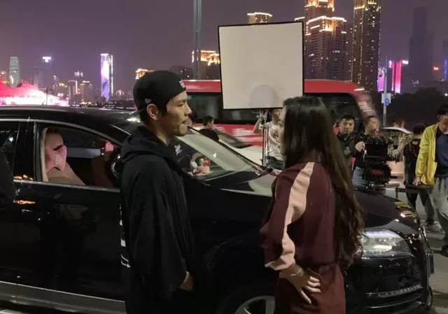 向佐開豪車探班郭碧婷,片場熱聊秀恩愛,向佐看女友眼神直勾勾!