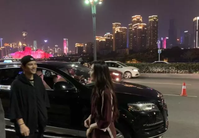 向佐開豪車探班郭碧婷,片場熱聊秀恩愛,向佐看女友眼神直勾勾!