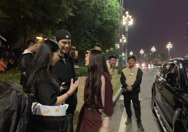 向佐開豪車探班郭碧婷,片場熱聊秀恩愛,向佐看女友眼神直勾勾!