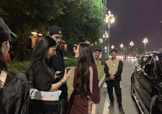 向佐開豪車探班郭碧婷,片場熱聊秀恩愛,向佐看女友眼神直勾勾!