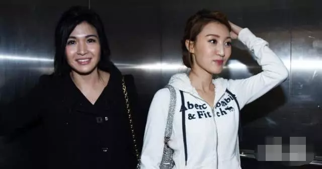 何艷娟離婚30億富豪老公後回TVB拍戲,片場椅子上休息拍戲超賣力!