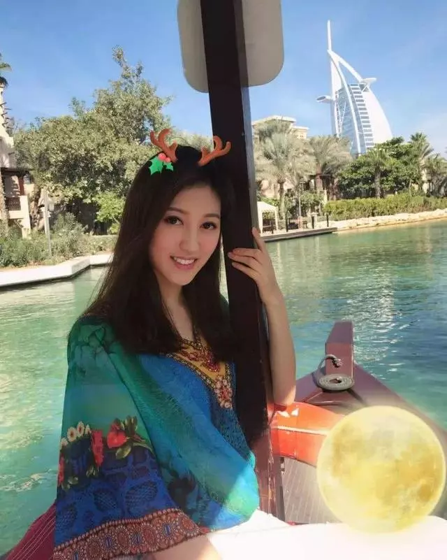 何艷娟離婚30億富豪老公後回TVB拍戲,片場椅子上休息拍戲超賣力!