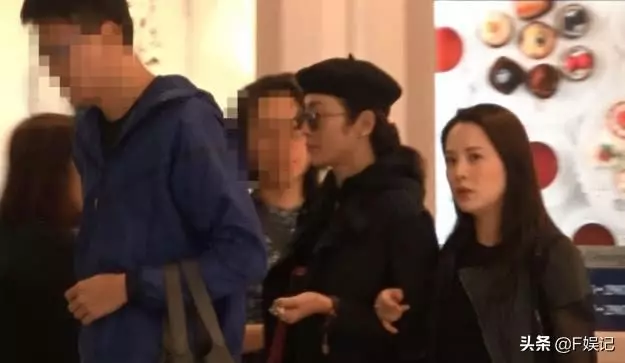 張敏透露考慮復出拍戲,和朋友逛街氣質依舊可瘦了太多!