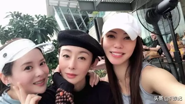 張敏透露考慮復出拍戲,和朋友逛街氣質依舊可瘦了太多!