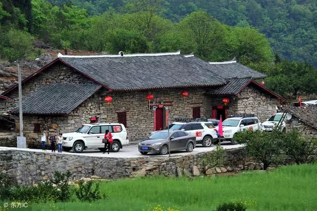 我爸媽快六十了,還在工地上工作,我給點錢給他們就成扶弟魔了