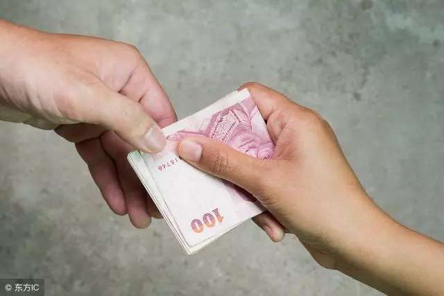 我爸媽快六十了,還在工地上工作,我給點錢給他們就成扶弟魔了