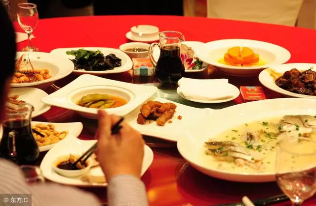 「我生了兩女兒,吃了四年的冷飯,今天你就不能讓我吃頓暖的」