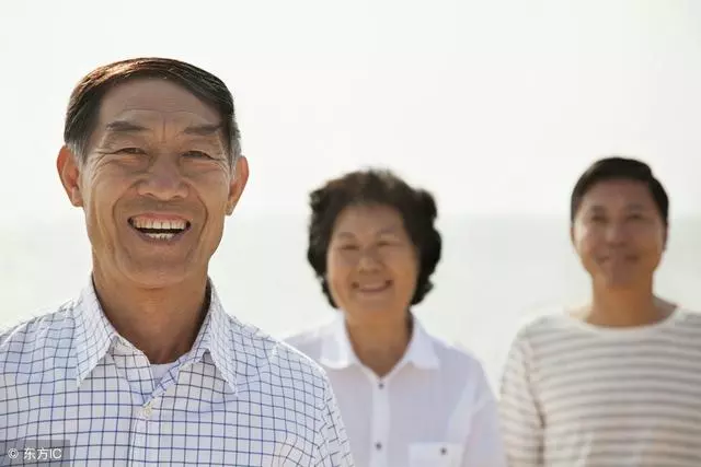 父親去世,母親改嫁,兒子道:你結婚就不要想以後我會養你