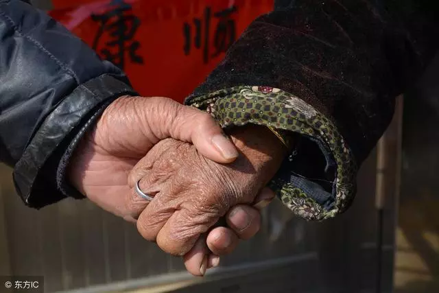父親去世,母親改嫁,兒子道:你結婚就不要想以後我會養你